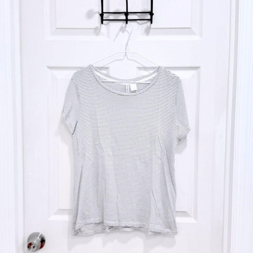 🤍 H&M Divided Striped T-Shirt – Size L